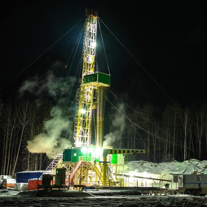 Instalación nocturna de equipos de completamiento inferior de fondo de pozo con una torre de perforación en tierra