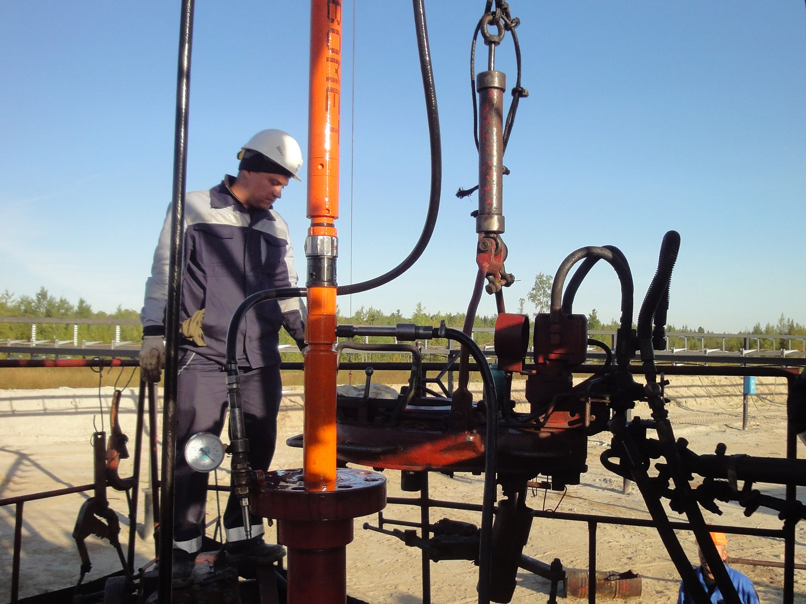 Field Engineer installing Colibri Cable-Deployed Rigless ESP on well site