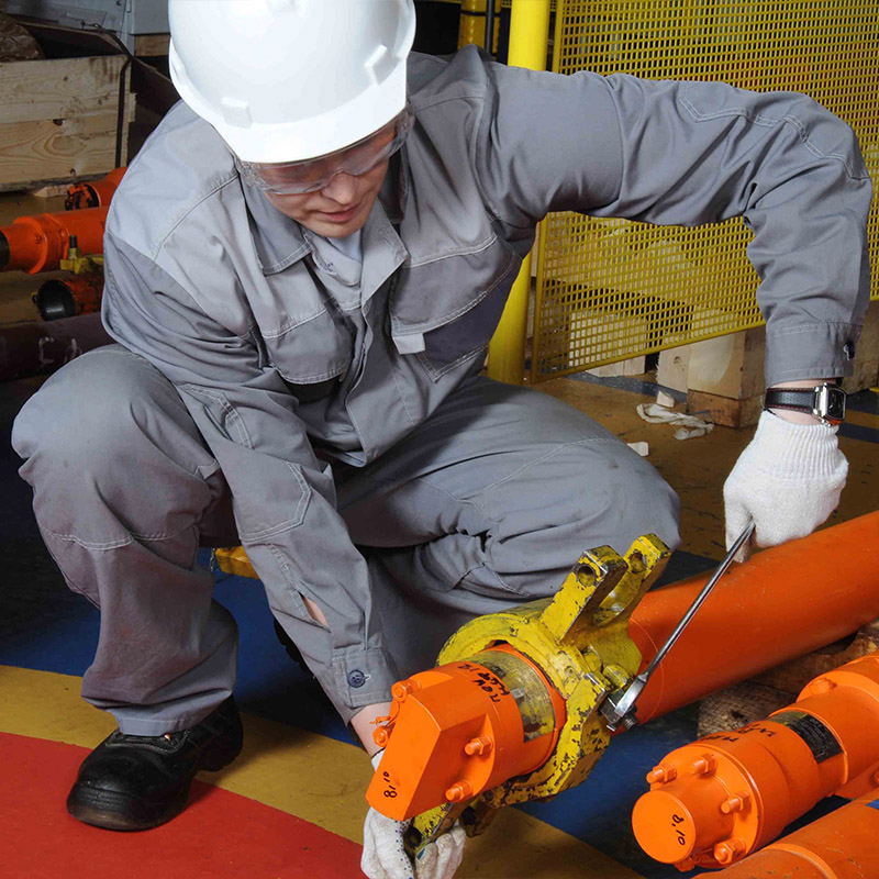 Worker making up a low-flowrate ESP system